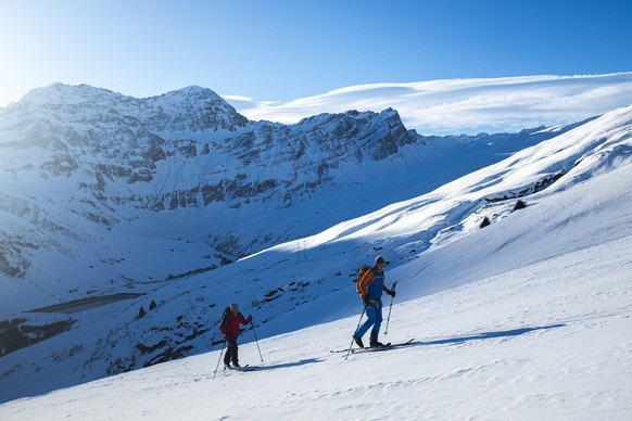 Zwei Skitourengaenger sind unterwegs auf das Taellihorn (2855 Meter ueber Meer), am Samstag, 3. Februar 2024, in Safien. (KEYSTONE/Gian Ehrenzeller)