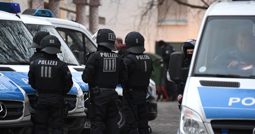 Polizisten stehen am 01.02.2017 auf dem Gelaende der Bilal Moschee in Frankfurt am Main (Hessen) im Stadtteil Griesheim an ihren Fahrzeugen. Die Polizei hat mehrere Objekte in ganz Hessen wegen Terror ...