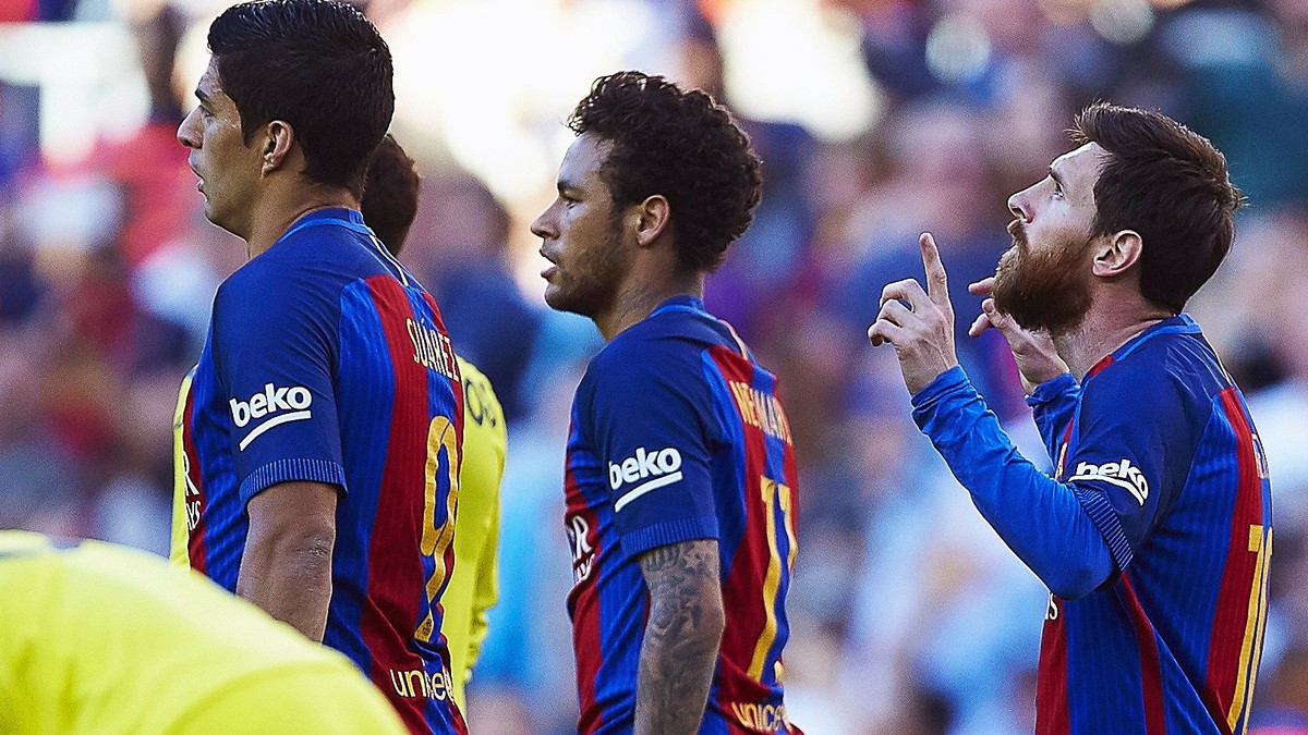epa05947156 FC Barcelona's Argentinian striker Lionel Messi (R) reacts after scoring the 2-1 lead during the Spanish Primera Division soccer match between FC Barcelona and Villarreal CF at Camp N ...
