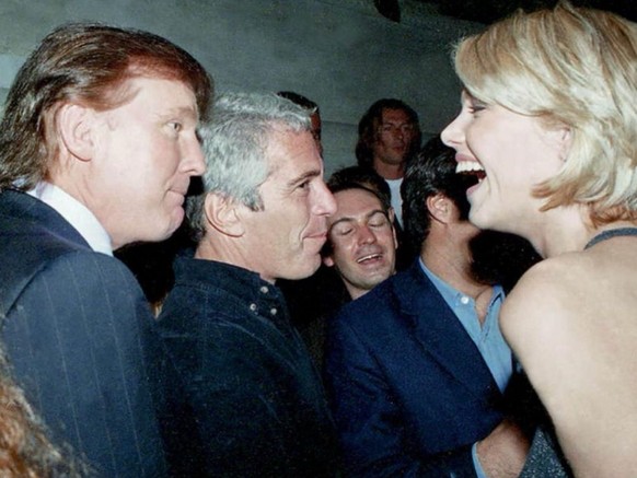 Donald Trump und Jeffrey Epstein mit Model Ingrid Seynhaeve auf einem Foto, das von den Demokraten im Aufsichtsausschuss des Repräsentantenhauses veröffentlicht wurde.