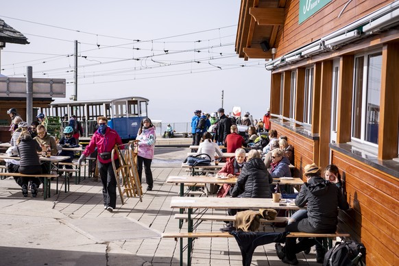 Die Terrasse des Berg Restaurant Bahnhoefli auf Rigi Staffel im Skigebiet auf der Rigi im Kanton Schwyz am Dienstag, 23. Februar 2021. Zur Zeit wird im Restaurant Rigi Staffel das Essen und die Getrae ...
