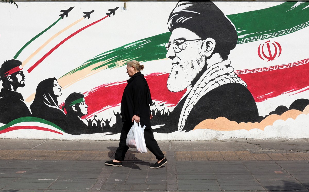 KEYPIX - epa13302665 An Iranian woman walks past a mural of late Iranian Supreme Leader Ayatollah Ali Khamenei on a street in Tehran, Iran, 14 October 2026, amid the ongoing conflict between Iran and  ...