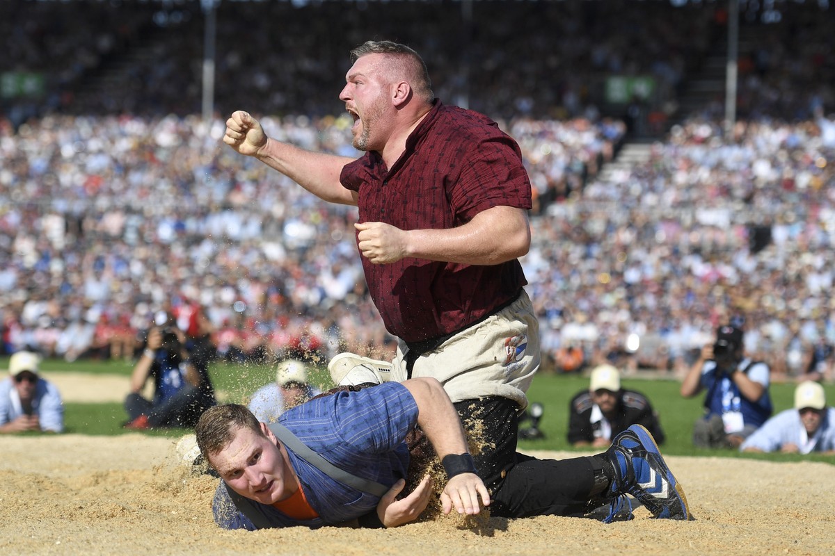 Christian Stucki, oben, jubelt nach seinem Sieg im Schlussgang gegen Joel Wicki am Eidgenoessischen Schwing- und Aelplerfest (ESAF) in Zug, am Sonntag, 25. August 2019. (KEYSTONE/Ennio Leanza)