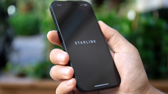 iPhone und Starlink von SpaceX (Symbolbild)
