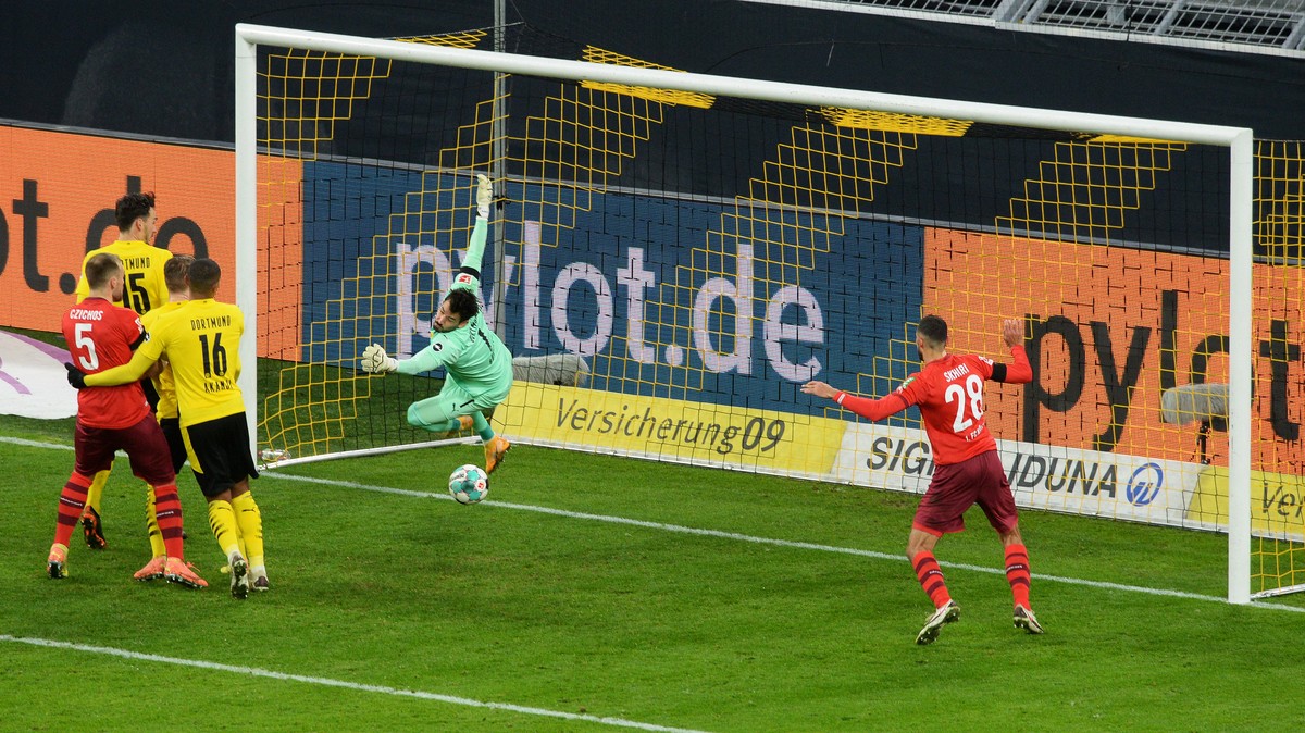 epa08849122 Cologne's Tunisian midfielder Ellyes Skhiri scores goal to 0:2 during the German first division Bundesliga football match Borussia Dortmund v 1.FC Cologne at the Signal Iduna Park Sta ...