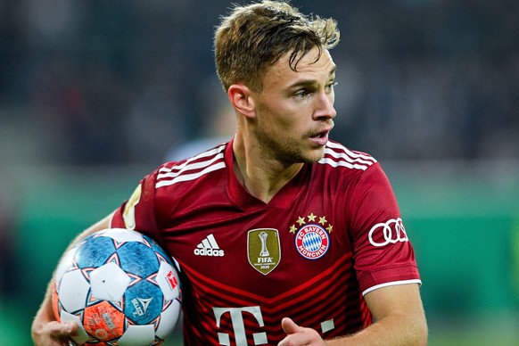 epa09549823 Bayern&#039;s Joshua Kimmich reacts during the German DFB Cup second round soccer match between Borussia Moenchengladbach and FC Bayern Muenchen at Borussia-Park in Moenchengladbach, Germa ...