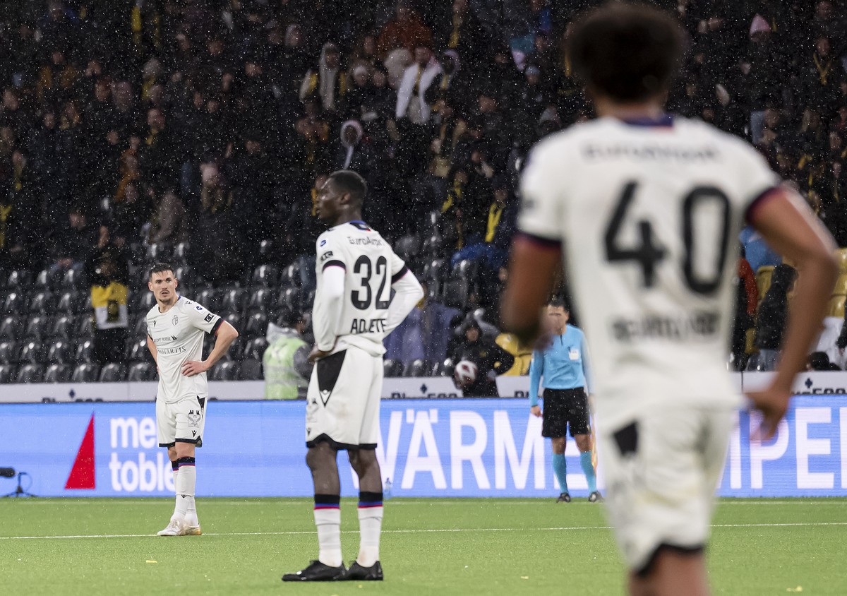 Spieler von FC Basel reagieren nach ein Tor zum 0-5 von YB's Joel Monteiro, im Fussball Meisterschaftsspiel der Super League zwischen dem BSC Young Boys und dem FC Basel 1893, im Stadion Wankdorf ...