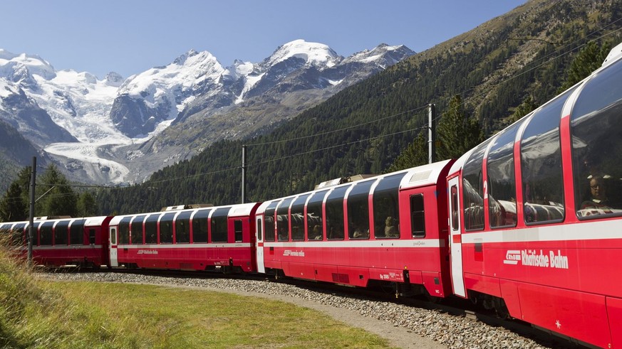 Reisende im Glacier-Express geniessen am Freitag, 7. September 2012, auf ihrer Fahrt ueber den Berninapass bei Morteratsch im Oberngadin die Aussicht auf das Bergpanorama der leuchtenden Berninagruppe ...