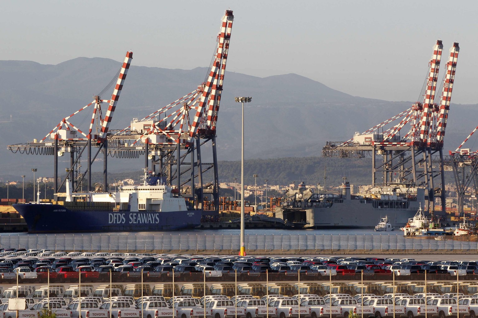 Vom dänischen Frachter «Ark Futura» (l) wurde die letzte Ladung auf das US-Schiff «MV Cape Ray» verladen.