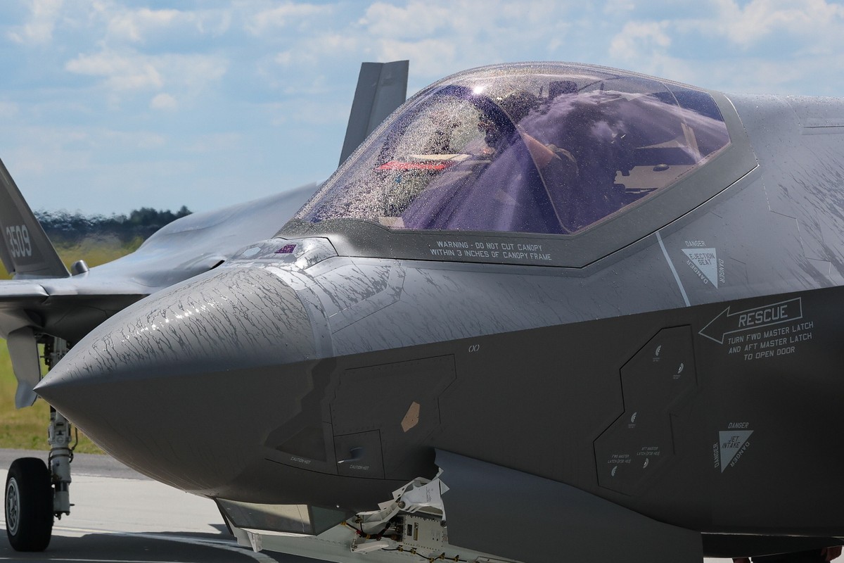 epa13032276 A Polish Air Force F-35 fighter jet lands at 332nd Tactical Air Base before the ceremony of F-35 fighter jets officially join the Polish Armed Forces in Lask, central Poland, 12 June 2026. ...