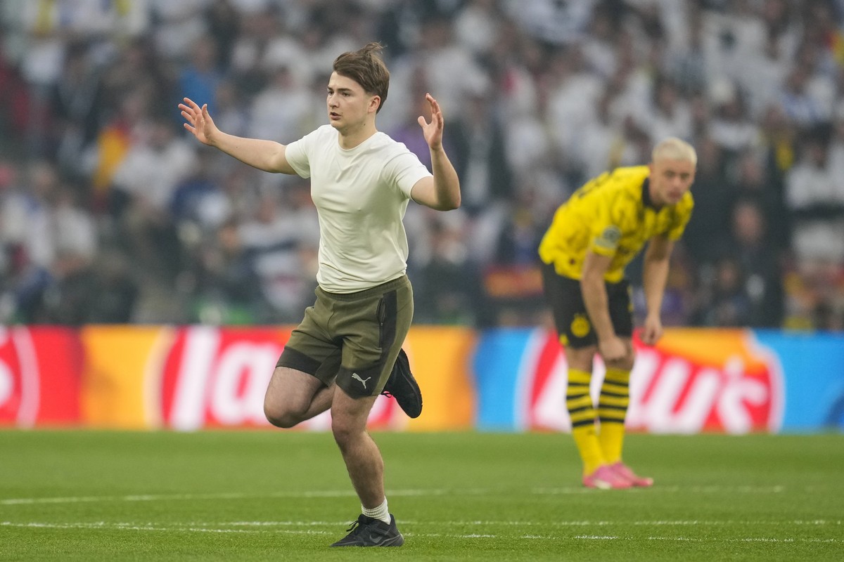A pitch invader runs on the pitch during the Champions League final soccer match between Borussia Dortmund and Real Madrid at Wembley stadium in London, Saturday, June 1, 2024. (AP Photo/Kin Cheung)