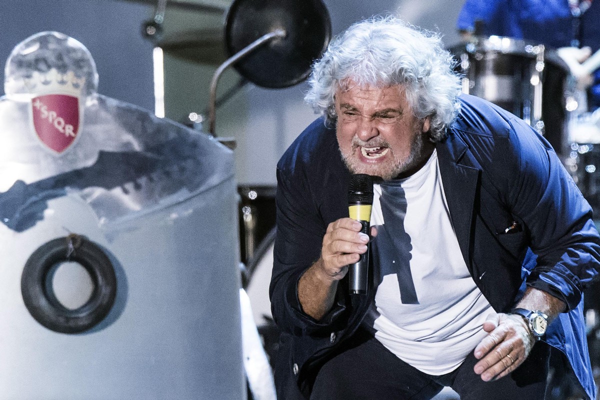 epa04442477 Leader of the 'Five Stars Moviment', Beppe Grillo, talks to his supporters during the meeting of the party at the Circus Maximus in Rome, Italy, 11 October 2014. EPA/ANGELO CARCO ...