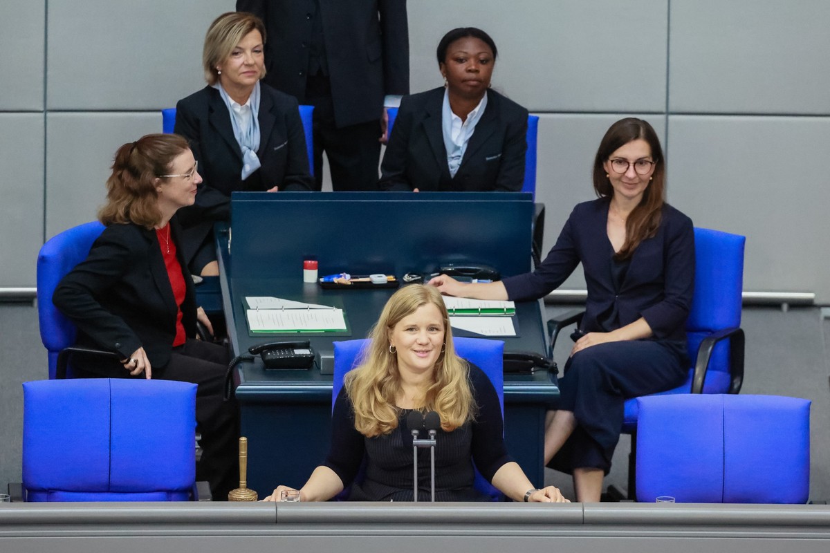 epa13023990 German parliament vice president Josephine Ortleb (C) speaks during the beginning of a session of the event 'Youth and Parliament 2026' at the German Parliament 'Bundestag&# ...