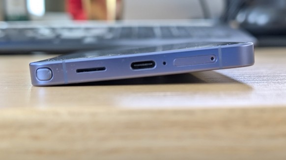 Ein Handy in Schieflage.
