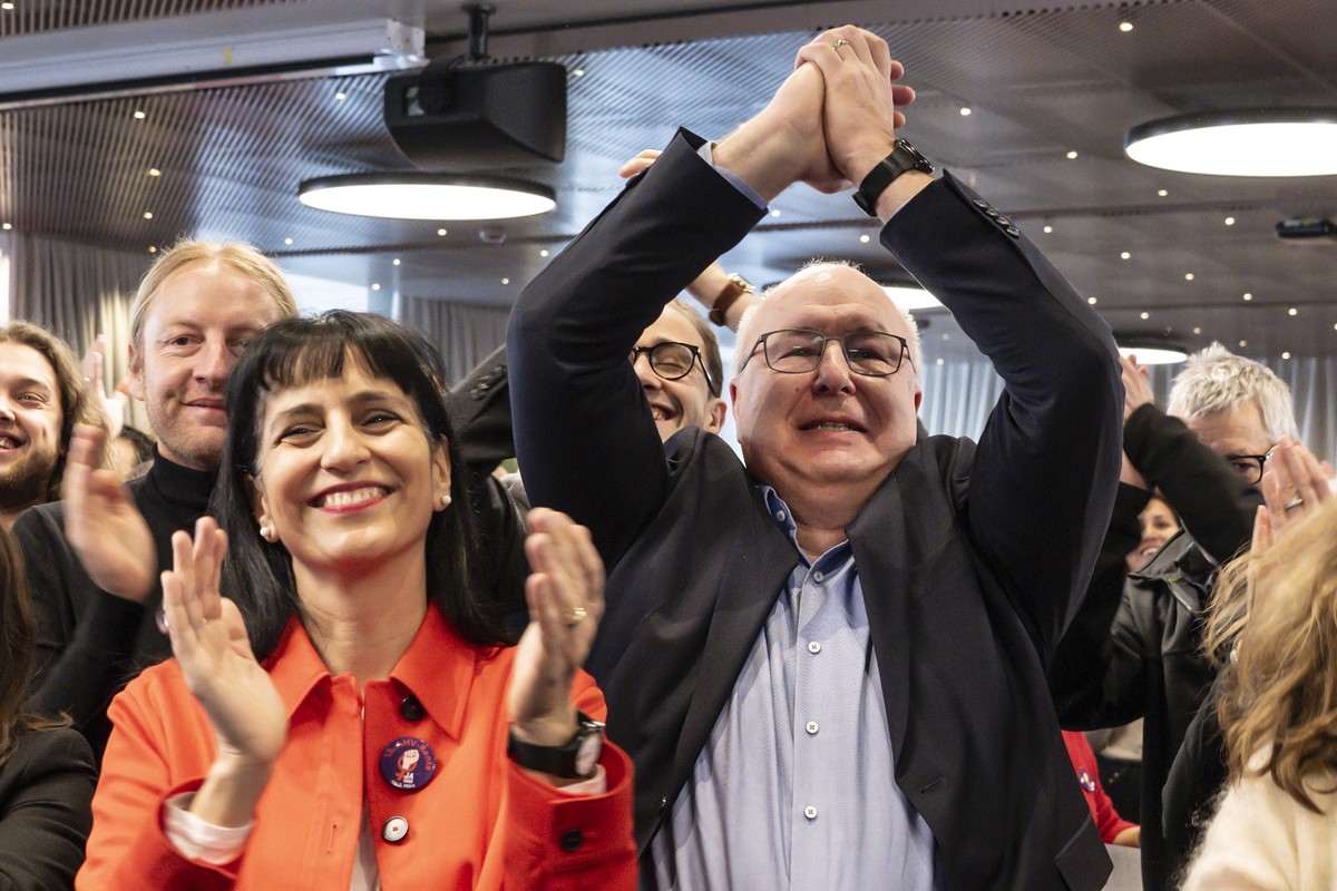 Vania Alleva, Praesidentin Unia, und Pierre-Yves Maillard, Praesident des Schweizerischen Gewerkschaftsbundes SGB, von links, freuen sich ueber die erste Prognose zum Abstimmungsergebnis zur 13. AHV R ...