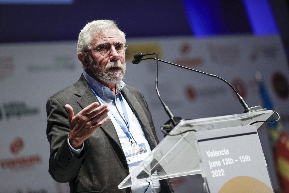 epa10010554 Economics Nobel-laureate Paul Krugman delivers a speech during the 33rd CIRIEC International Congress in Valencia, Spain, 13 June 2022. The event is held under the theme 'New global d ...
