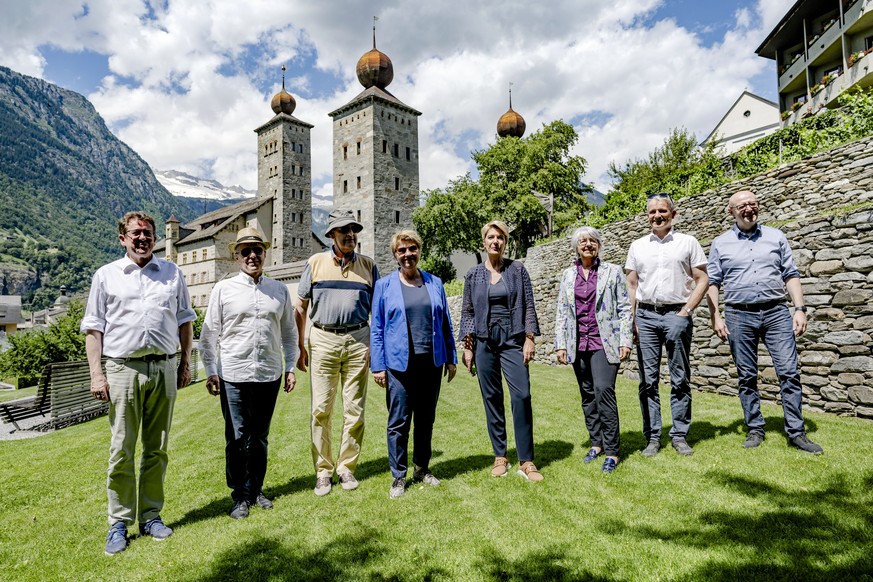 Les membres du Conseil federal Albert Roesti, Ignazio Cassis, Guy Parmelin, Viola Amherd, Karin Keller-Sutter, Elisabeth Baume-Schneider, Beat Jans et le chancelier Viktor Rossi, de gauche a droite, p ...