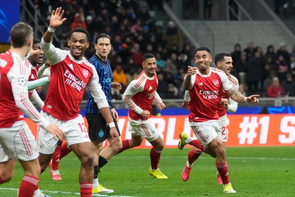 Arsenal's Gabriel Jesus, right, celebrates with his teammates after scoring his side's second goal during the Champions League opening phase soccer match between Inter Milan and Arsenal in M ...