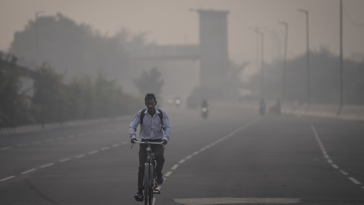 Anak-anak India sedang menjalani liburan musim dingin karena kabut asap yang sangat besar