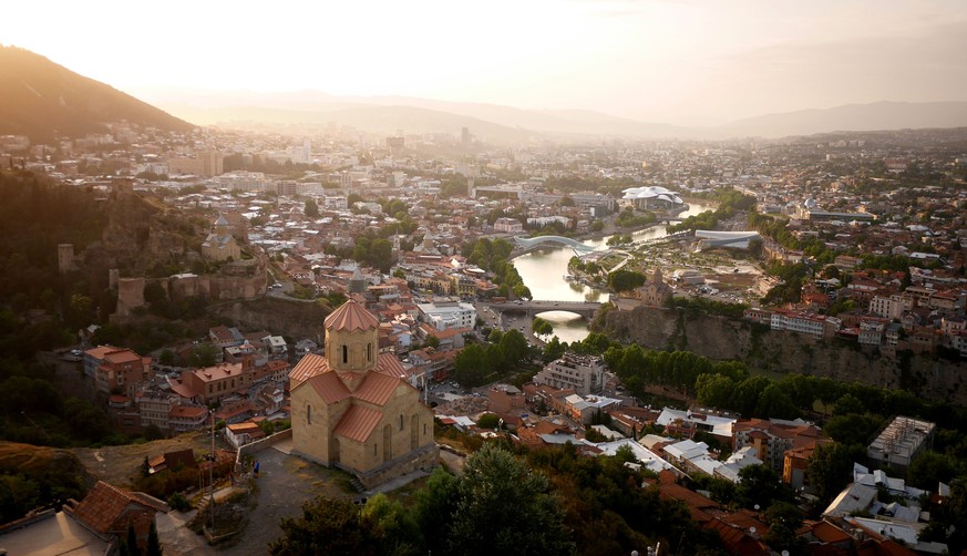 Der Fluss, der durch Georgiens Hauptstadt rauscht, heisst&nbsp;Kura und durchfliesst als grösster Fluss im Kaukasus auch die Türkei und Aserbaidschan.