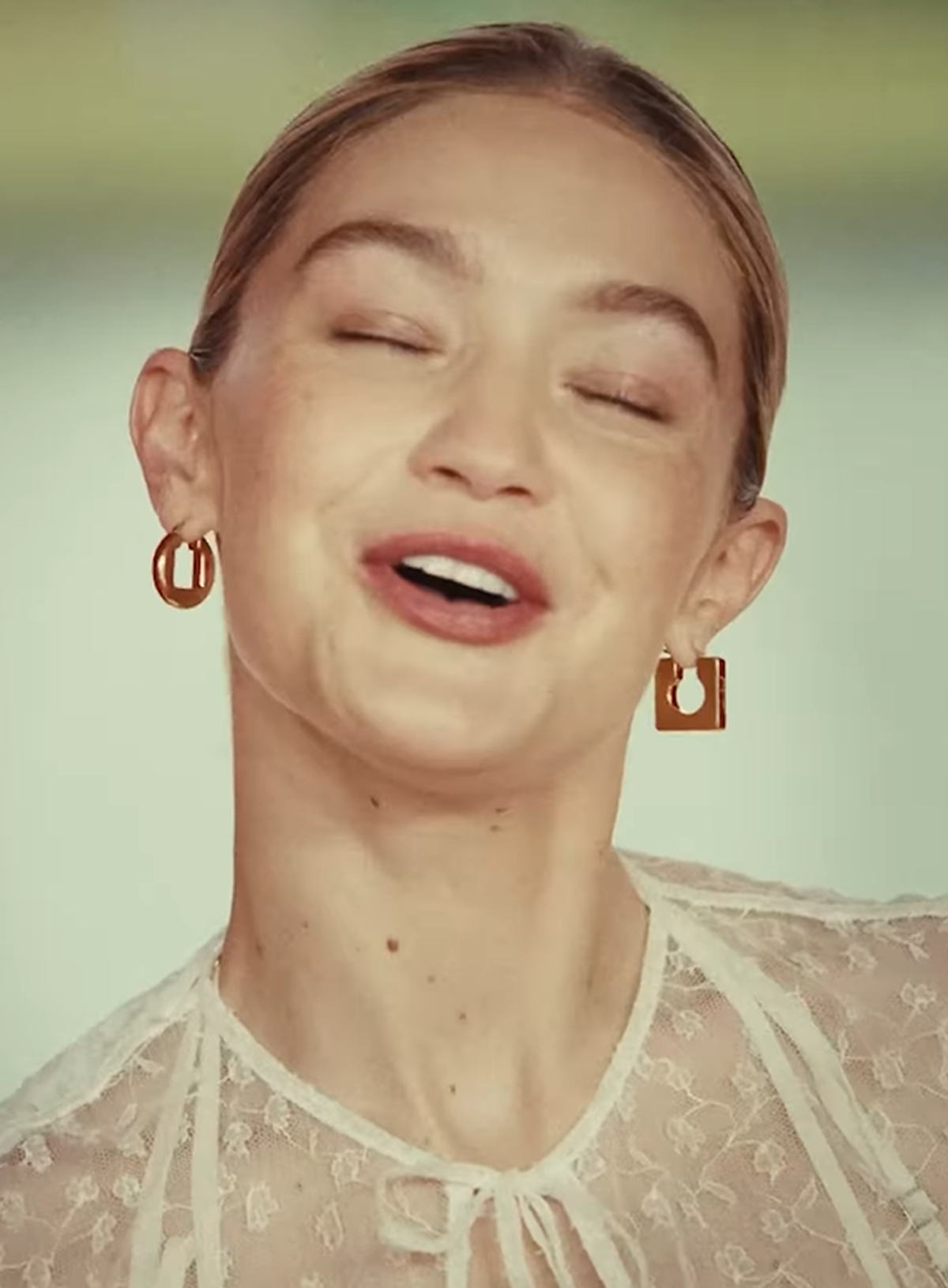 D'après la forme de sa bouche, on devine que Gigi dit «bonjour» comme Emily in Paris.