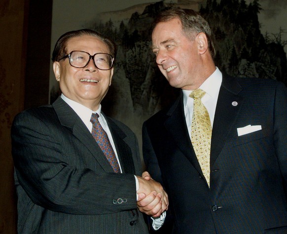 Chinese President Jiang Zemin, left, greets Swiss President Adolf Ogi at Zhongnanhai in Beijing Wednesday, Sept. 13, 2000. Ogi arrived at Beijing on Tuesday for a three-day visit to China. (KEYSTONE/A ...