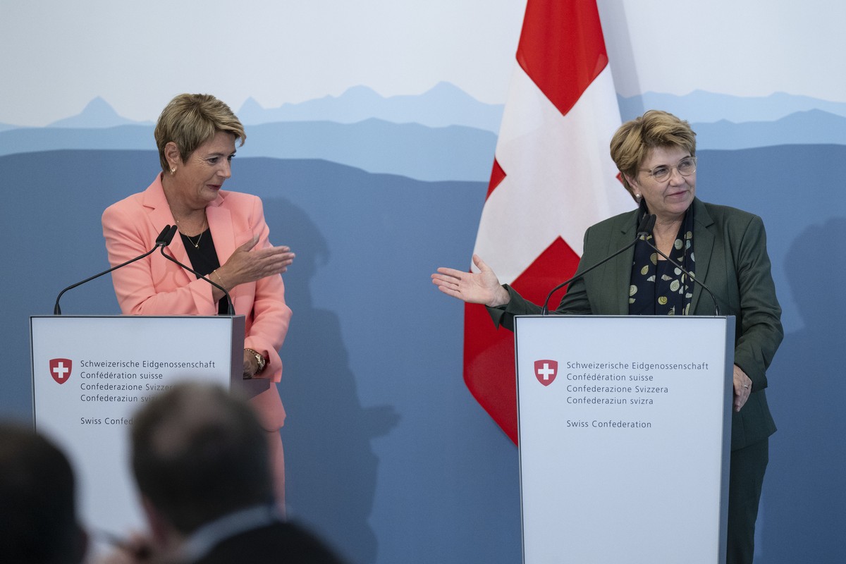 Bundespraesidentin Viola Amherd, rechts, und Bundesraetin Karin Keller-Sutter sprechen an einem Point de Presse ueber ihr Treffen mit den Parteispitzen, am Montag, 9. September 2024, in Bern. Das EFD  ...