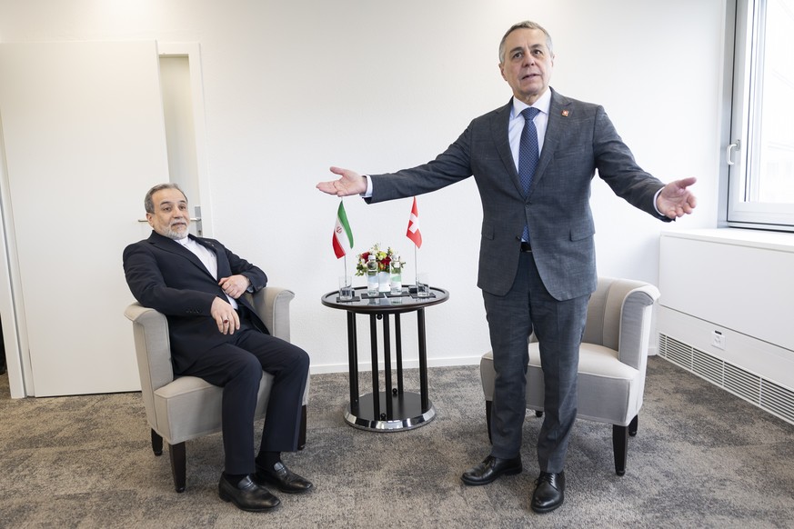 epaselect epa12750543 Switzerland's Foreign Minister Federal Councillor Ignazio Cassis (R) with Iranian Foreign Minister Abbas Araghchi (L) during a bilateral meeting between Switzerland and Iran ...