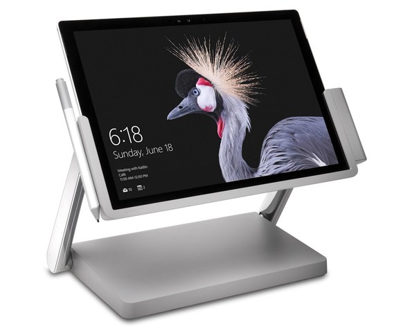Das Dock hat wie das grosse Vorbild ein Scharnier, um das Surface Pro in verschiedenen Winkeln nutzen zu können.