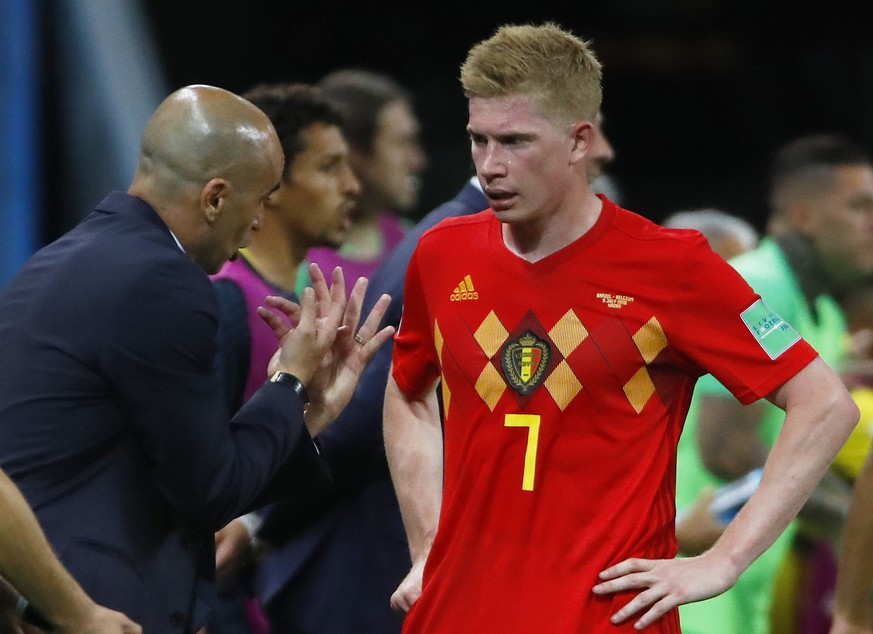 epa06869688 Belgium&#039;s coach Roberto Martinez (L) talks to his player Kevin De Bruyne during the FIFA World Cup 2018 quarter final soccer match between Brazil and Belgium in Kazan, Russia, 06 July ...