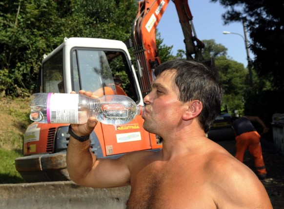 Strassenarbeiter sind bei Belagsarbeiten meist der prallen Sonne ausgesetzt. Viel trinken ist für sie ein Muss. Die Gewerkschaft Unia mahnt die Arbeitgeber vor der Hitzewelle an ihre Sorgfaltspflicht. ...