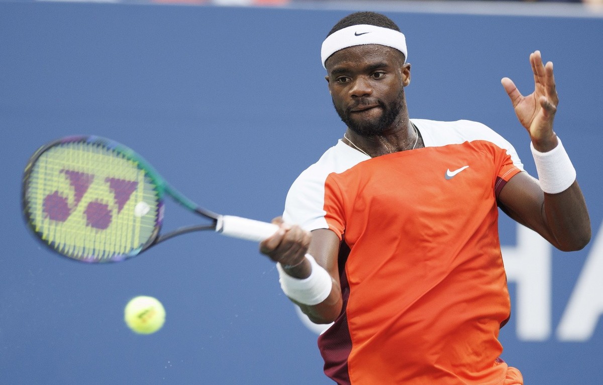 epa10158485 Frances Tiafoe of the United States hits a return to Diego Schwartzman of Argentina in their third round match, during the US Open Tennis Championships at the USTA National Tennis Center i ...