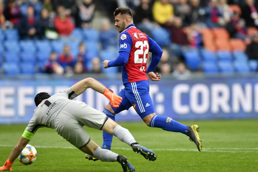 Der Basler Albian Ajeti, rechts, ueberlaeuft den Thuner Tohueter Guillaume Favre, links, und schiesst das 2-0 fuer Basel beim Fussballspiel der Super League FC Basel gegen den FC Thun im St. Jakob-Par ...