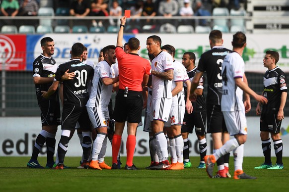 CAPTION CORRECTION - CORRECTS TO BASEL PLAYERS - The referee Lionel Tschudi gives the expulsion at the Basel&#039;s player Marek Suchy, during the Super League soccer match FC Lugano against FC Basel, ...