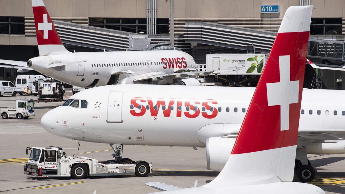 ARCHIV - SWISS-PILOTEN LEHNEN AUFGEBESSERTES GAV-ANGEBOT AB. ES DROHNT NUN EIN STREIK - Flugzeuge der Swiss bereitet sich auf ihren Start vor, auf dem Flughafen in Zuerich, aufgenommen am Sonntag, 15. ...