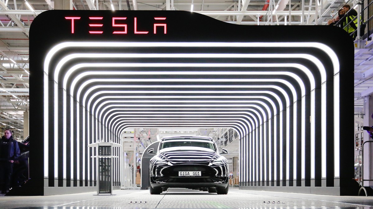 epa09842433 Tesla vehicles are displayed during the opening day of the Tesla 'Gigafactory' in Gruenheide near Berlin, Germany, 22 March 2022. EPA/CHRISTIAN MARQUARDT / POOL