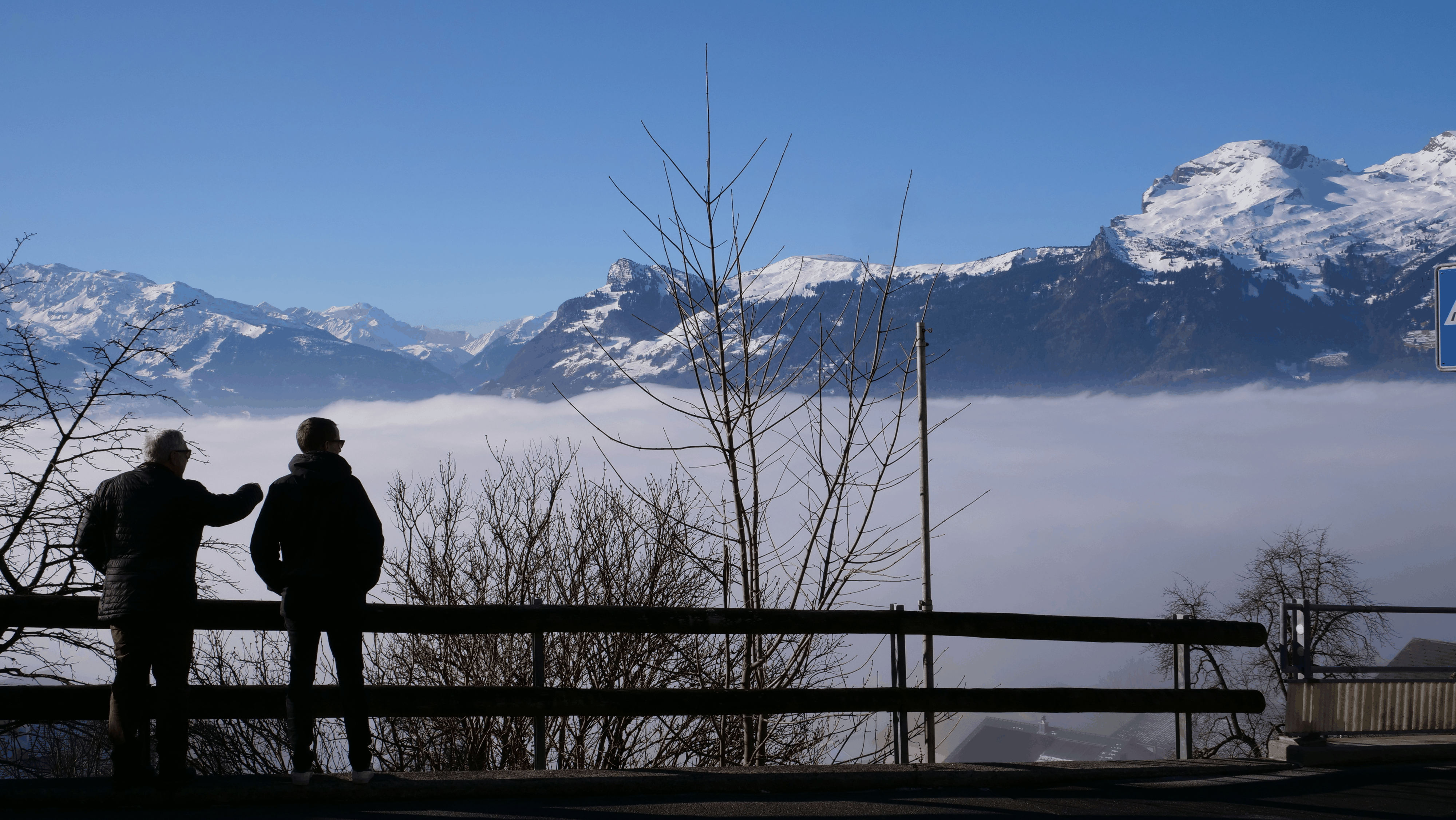 Oben blau, unten grau: Leander Schädler erklärt uns, was es über dem Nebelmeer zu sehen gibt.