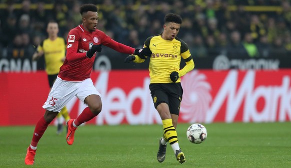 epa07504587 Mainz&#039;s Jean-Philippe Gbamin (L) in action against Dortmund&#039;s Jadon Sancho (R) during the German Bundesliga soccer match between Borussia Dortmund and FSV Mainz 05 in Dortmund, G ...