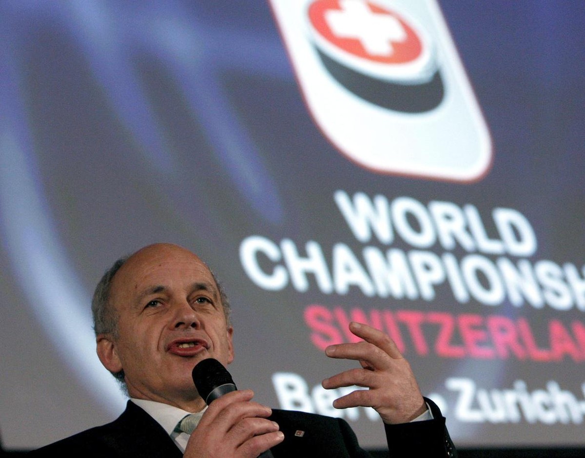 Bundesrat Ueli Maurer spricht vor den freiwilligen Helfern am Mittwoch, 8. April 2009 in Olten beim Volunteers Kickoff Event fuer die IIHF Eishockey Weltmeisterschaft 2009 in der Schweiz. (KEYSTONE/Si ...