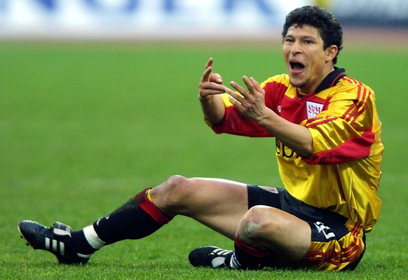 VFB Stuttgart midfielder Krassimir Balakov of Bulgaria shouts to team mates during the German first division soccer match 1860 Munich vs. VfB Stuttgart in the Olympic stadium of Munich, Germany, Sunda ...