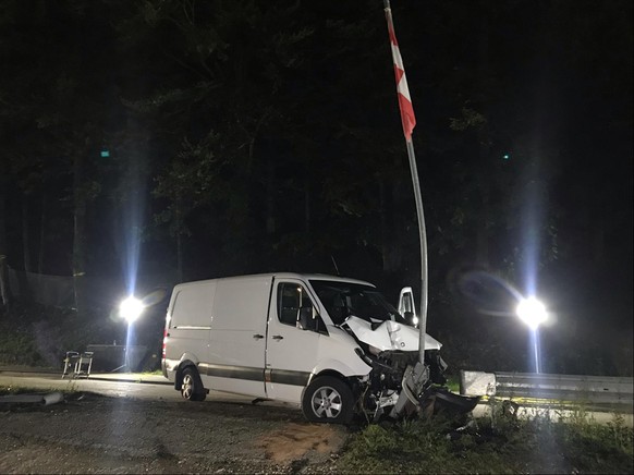 Verkehrsunfall: 43-Jährige kracht in Eptingen BL mit Lieferwagen gegen Fahnenmast