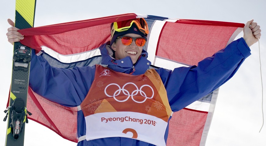 epa06538492 Gold medal winner Oystein Braaten of Norway celebrates with the Norwegian flag during the venue ceremony after the Men&#039;s Freestyle Skiing Ski Slopestyle Finals at the Bokwang Phoenix  ...