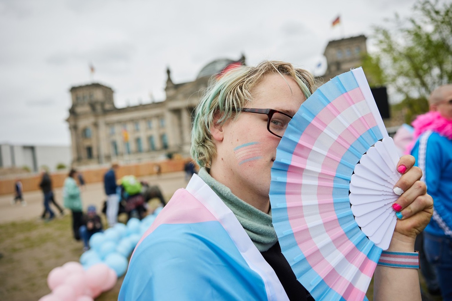 12.04.2024, Berlin: Amity steht bei einer Protestveranstaltung gegen das Selbstbestimmungsgesetz von Frauengruppen mit einem F