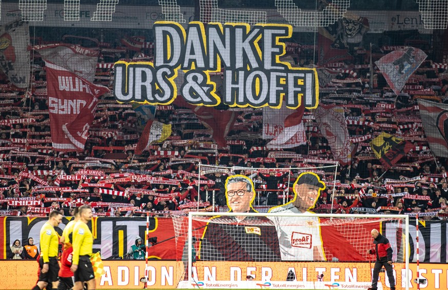 25.11.2023, Berlin: Fu�ball, Bundesliga, 1. FC Union Berlin - FC Augsburg, 12. Spieltag, An der Alten F�rsterei. Union-Fans zeigen ein Banner mit dem Schriftzug &quot;Danke Urs &amp; Hoffi&quot; nach  ...