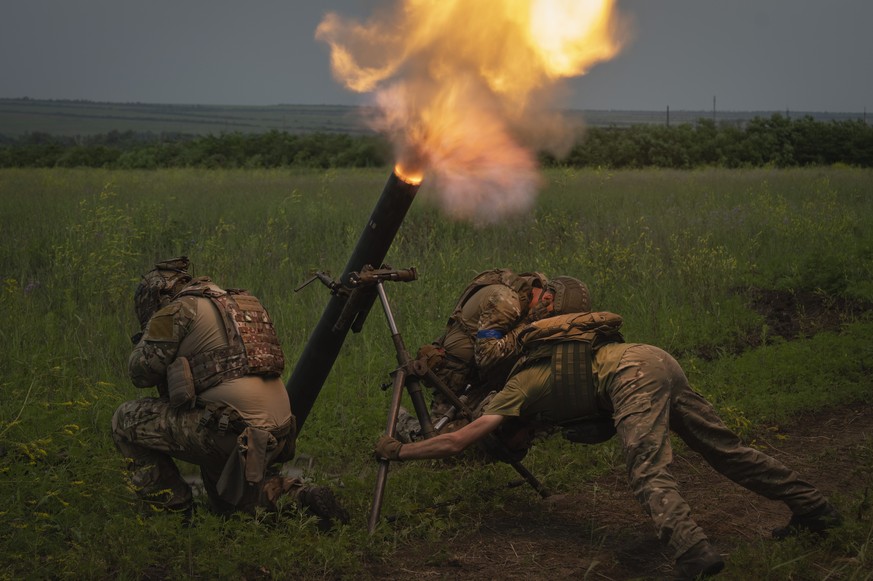 Ukrainian soldiers fire toward Russian position on the frontline in Zaporizhzhia region, Ukraine, Saturday, June 24, 2023. (AP Photo/Efrem Lukatsky)