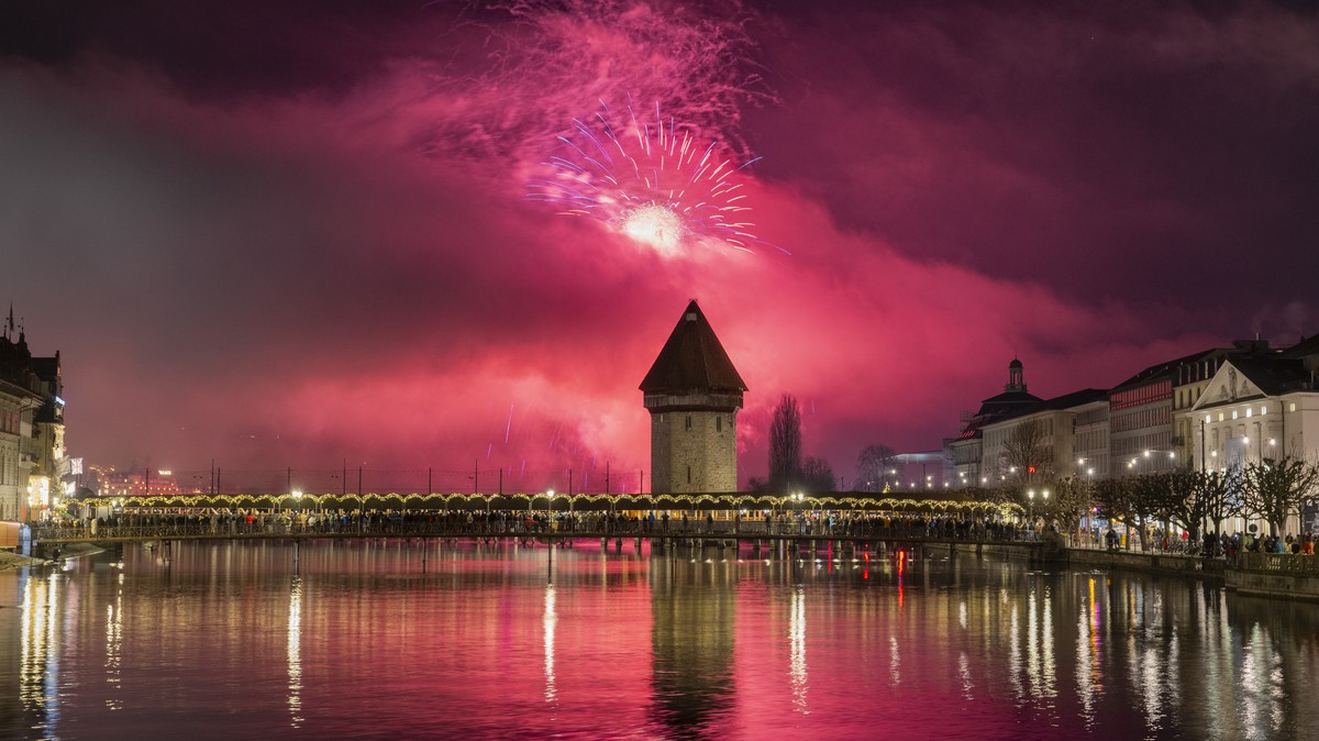 The New year fireworks explode over the famous Chapel Bridge and Old Town in Lucerne, Switzerland, on Wednesday, January 1, 2025. (KEYSTONE/Urs Flueeler)..Mit einem Feuerwerk ueber dem Luzerner Seebec ...