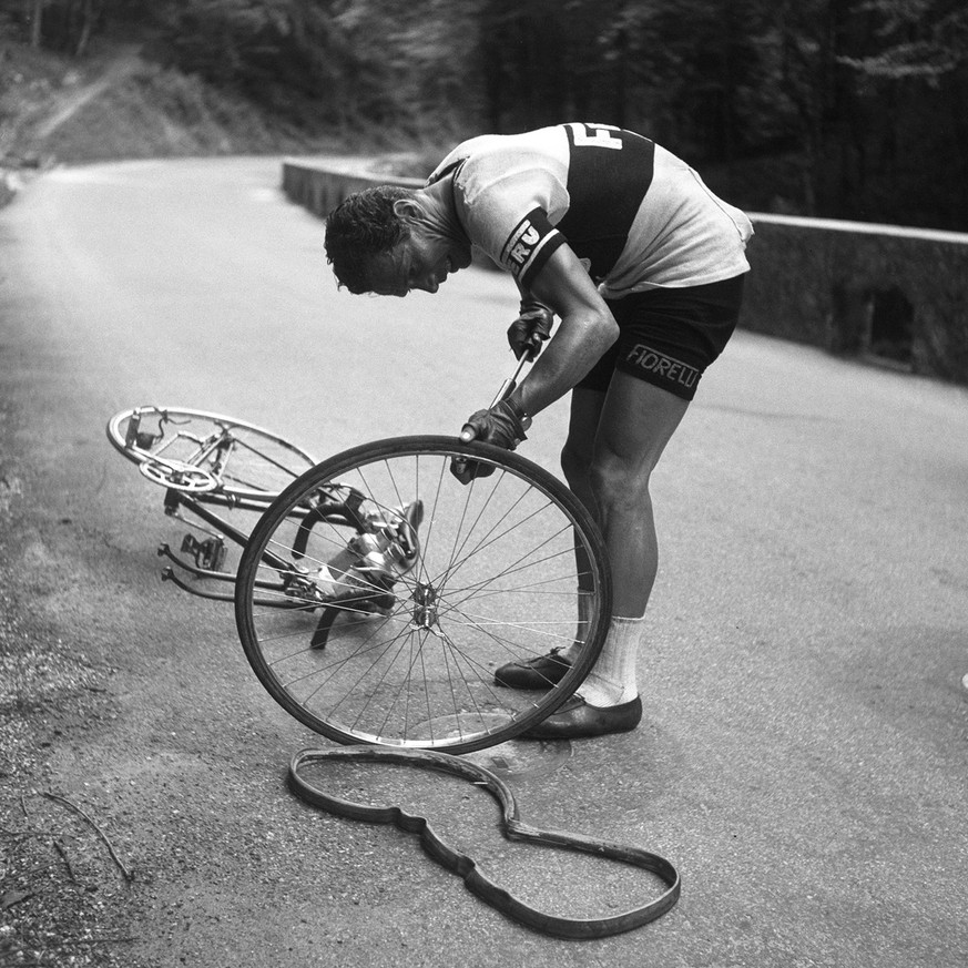 Als der Rennfahrer bei einer Reifenpanne noch selber Hand anlegen musste: Walter Diggelmann wechselt einen defekten Reifen an der Tour de Suisse von 1950 und belegt schliesslich den 29. Platz.
https:/ ...