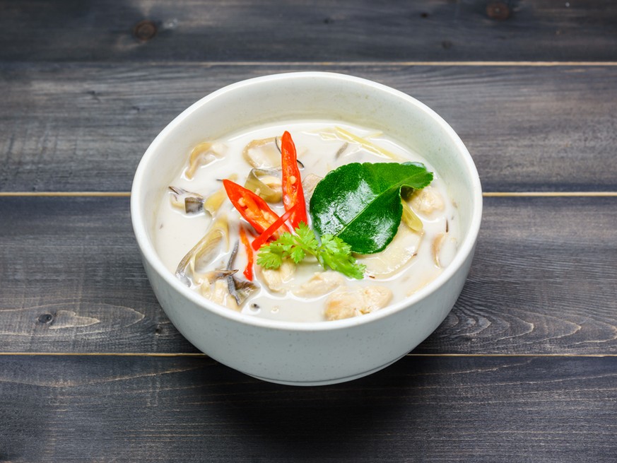 tom kha gai kokos milch suppe thailand essen food shutterstock
