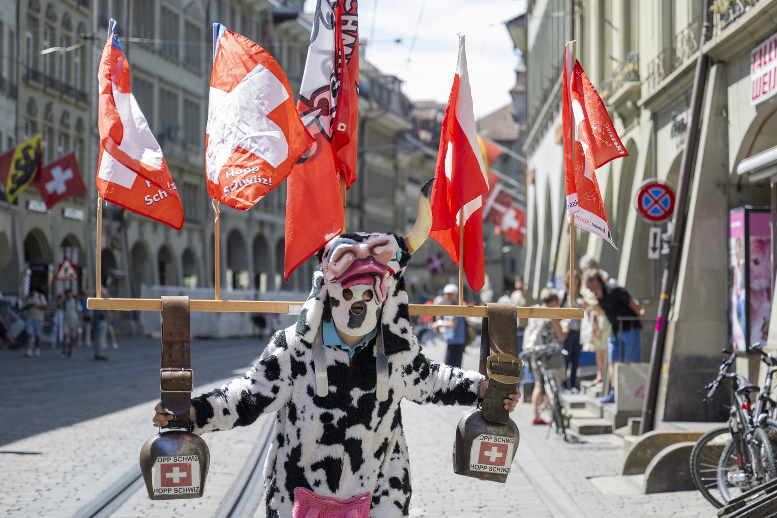 KEYPIX - A supporter of Switzerland prior to the fan walk before the UEFA Women&#039;s EURO 2025 quaterfinal soccer match between Switzerland and Spain in Bern, Switzerland, Friday, July 18, 2025. (KE ...