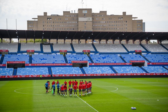 Switzerland&#039;s head coach Murat Yakin talks to his players during a training session on the eve of the UEFA Nations League group A2 soccer match between Spain and Switzerland at the Romareda stadi ...